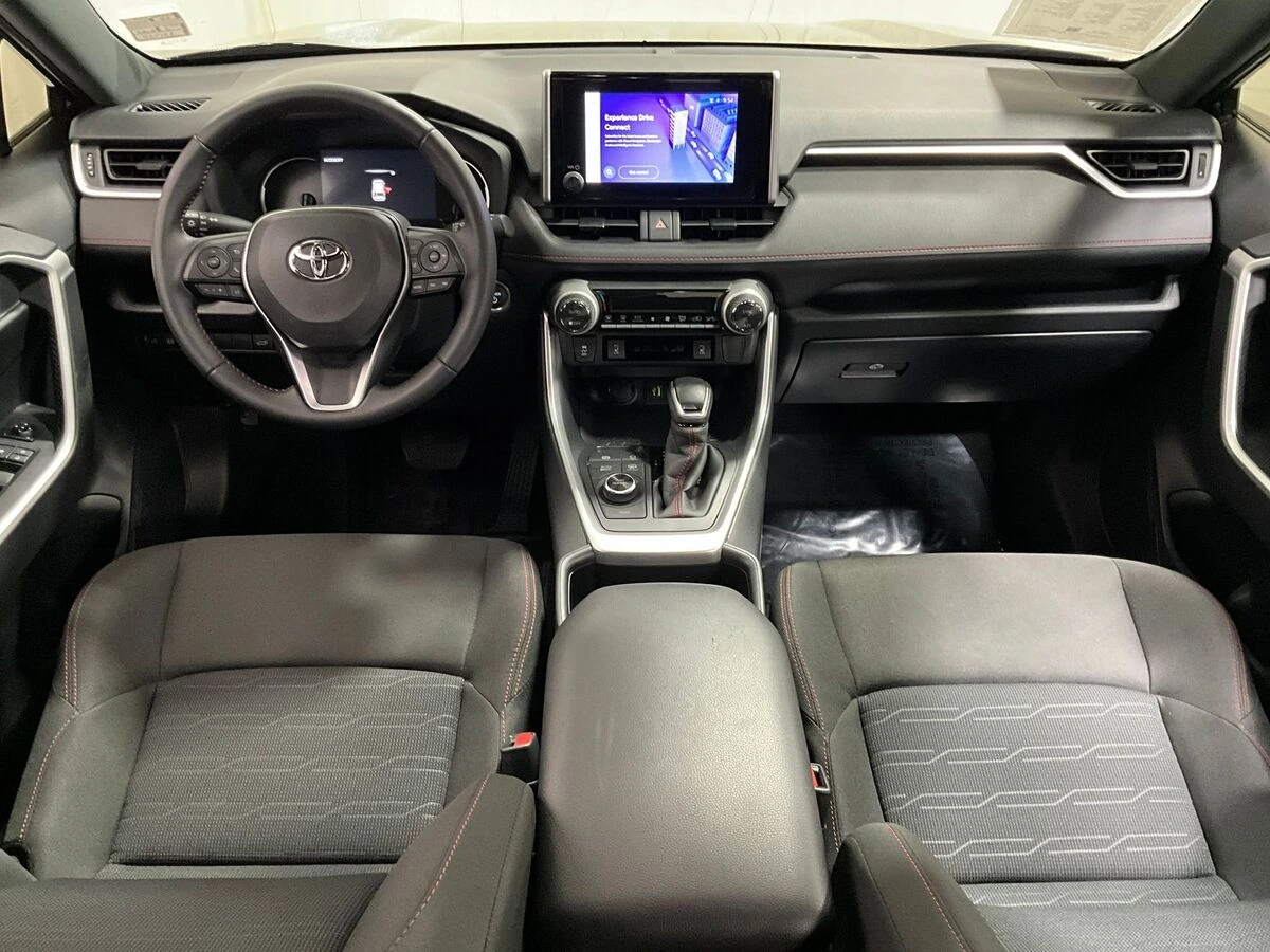 2025 Toyota RAV4 SE - Photo 16