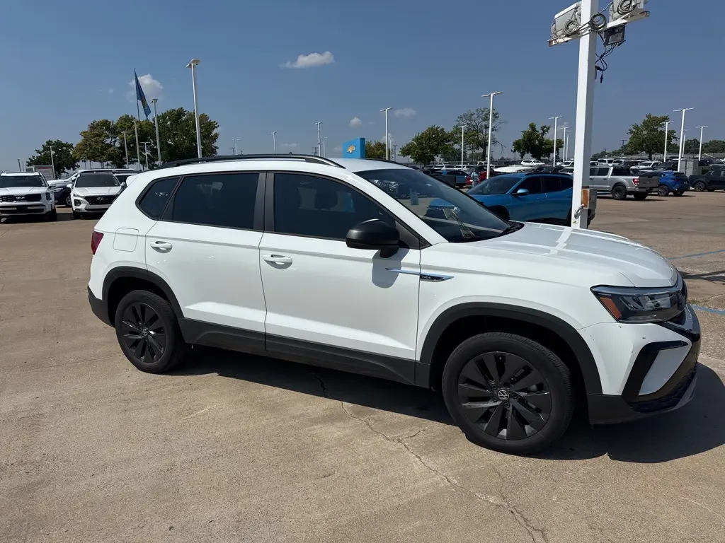 2022 Volkswagen Taos S photo 2