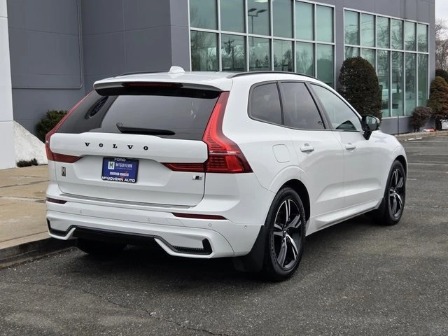 2022 Volvo - image 3