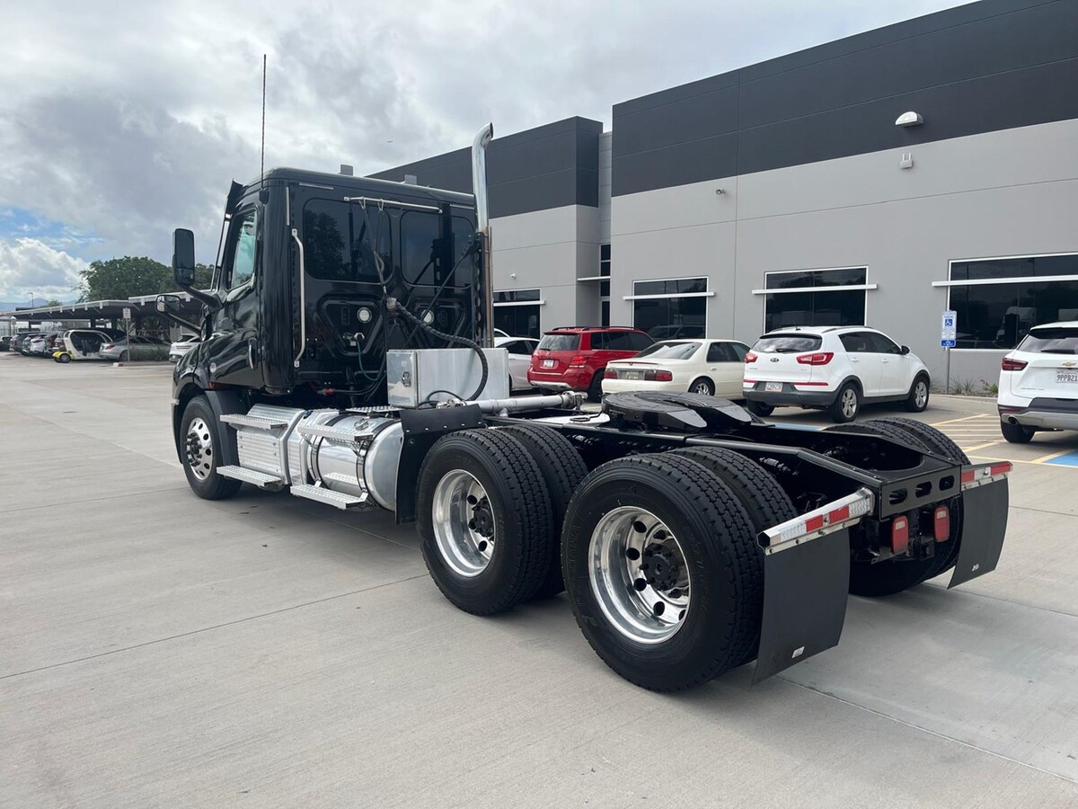 2021 Freightliner Cascadia in Phoenix, AZ — photo 3