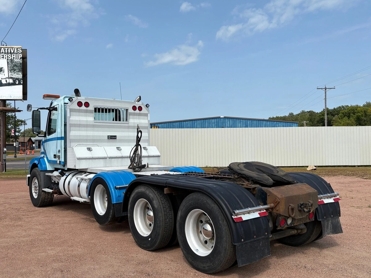 2017 Volvo VNL 860 - image 2