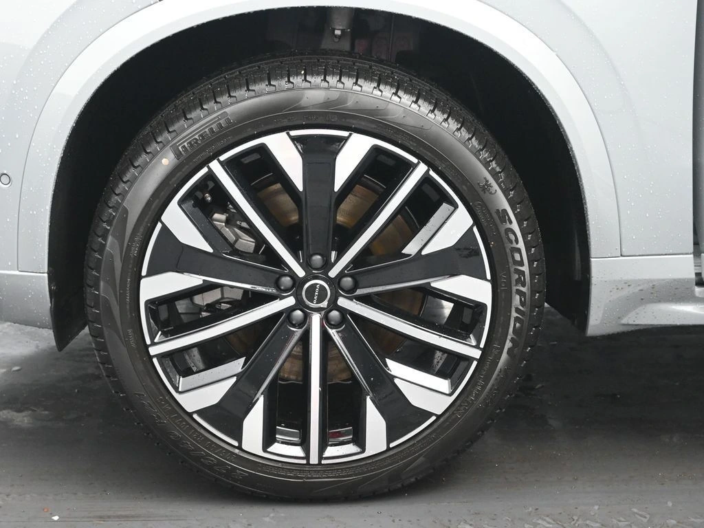2026 Volvo - image 29