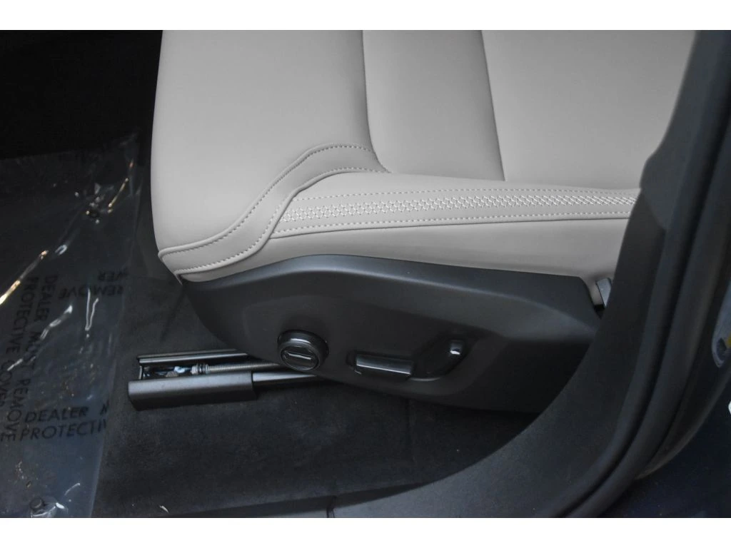 2026 Volvo - image 32