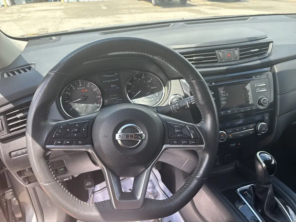 2017 Nissan Rogue SV photo 18