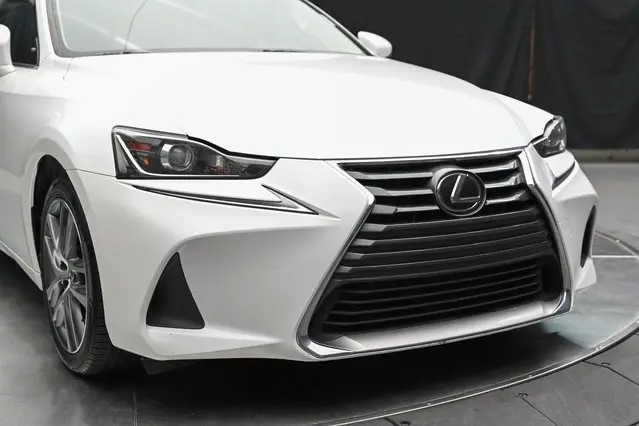 2019 Lexus IS 300 photo 3