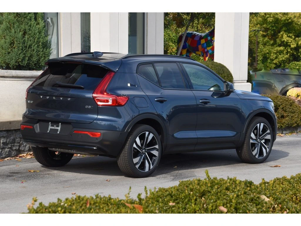 2026 Volvo - image 4