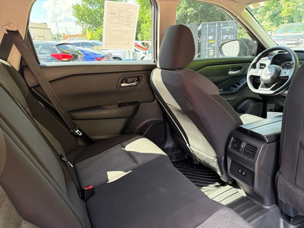 2024 Nissan Rogue SV - Photo 13