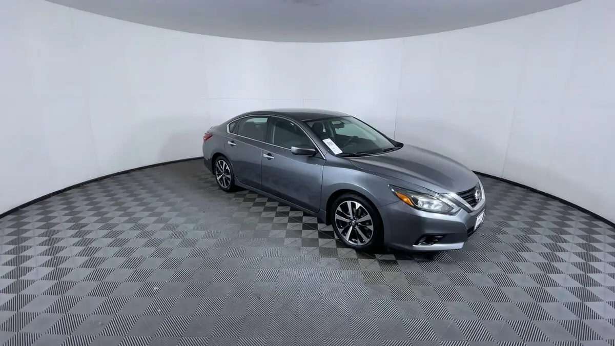 2017 Nissan Altima 2.5 SR photo 2