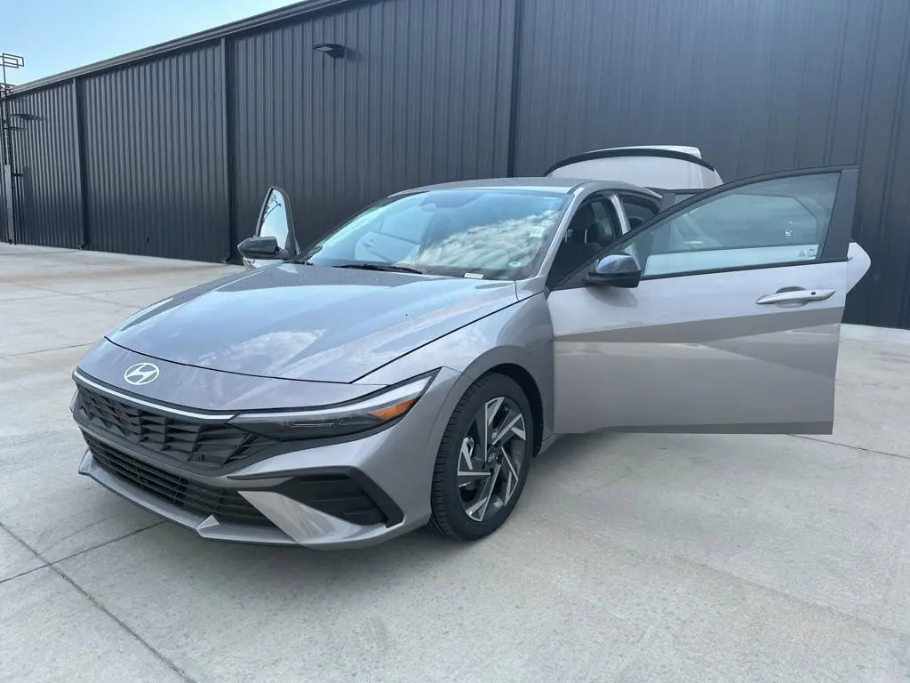 2025 Hyundai Elantra SEL Sport photo 11