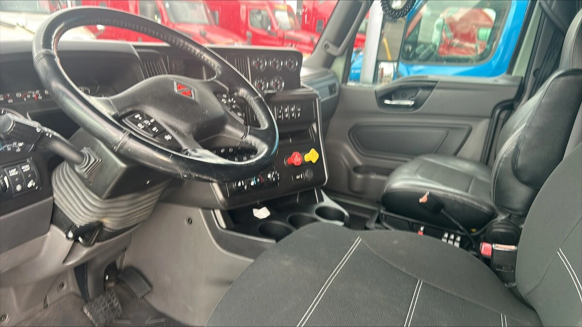 2023 International LT — photo 3