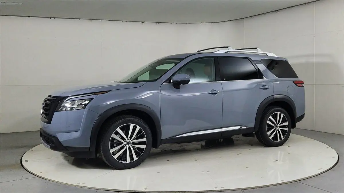 2025 Nissan Pathfinder Platinum photo 2