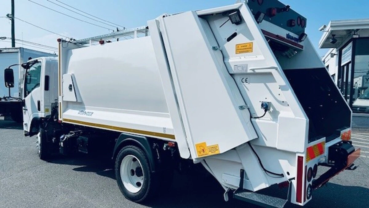 2025 Isuzu NRR in Danbury, CT — photo 7