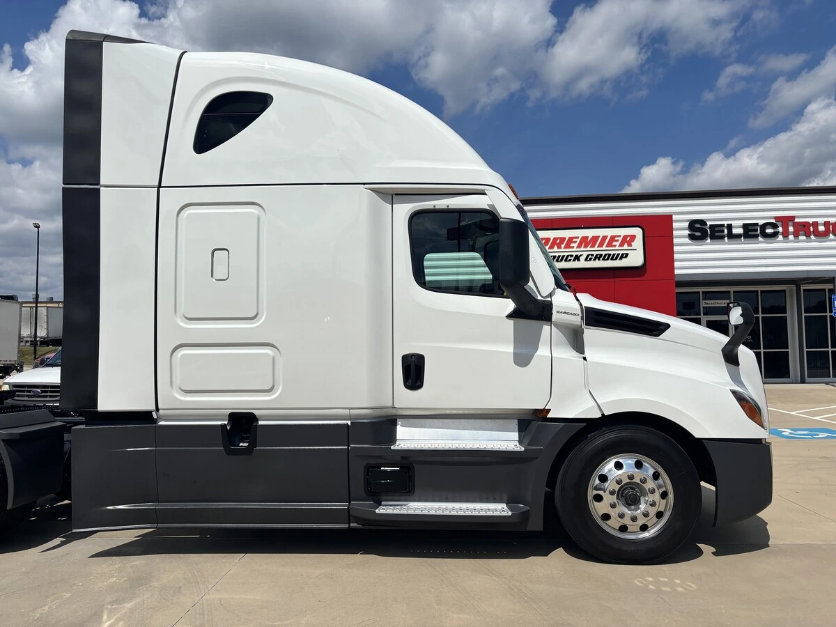 2025 Freightliner Cascadia — photo 4
