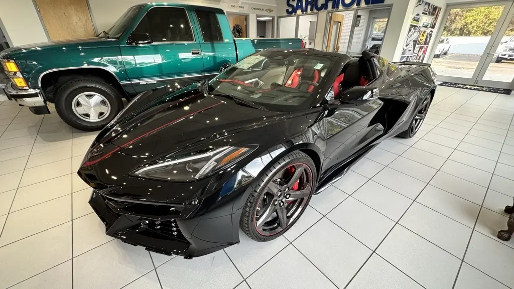 2026 Chevrolet Corvette E-Ray 2LZ photo 2