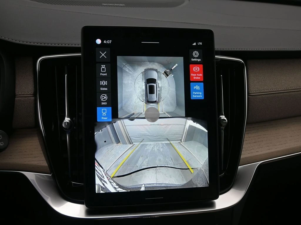 2026 Volvo - image 13