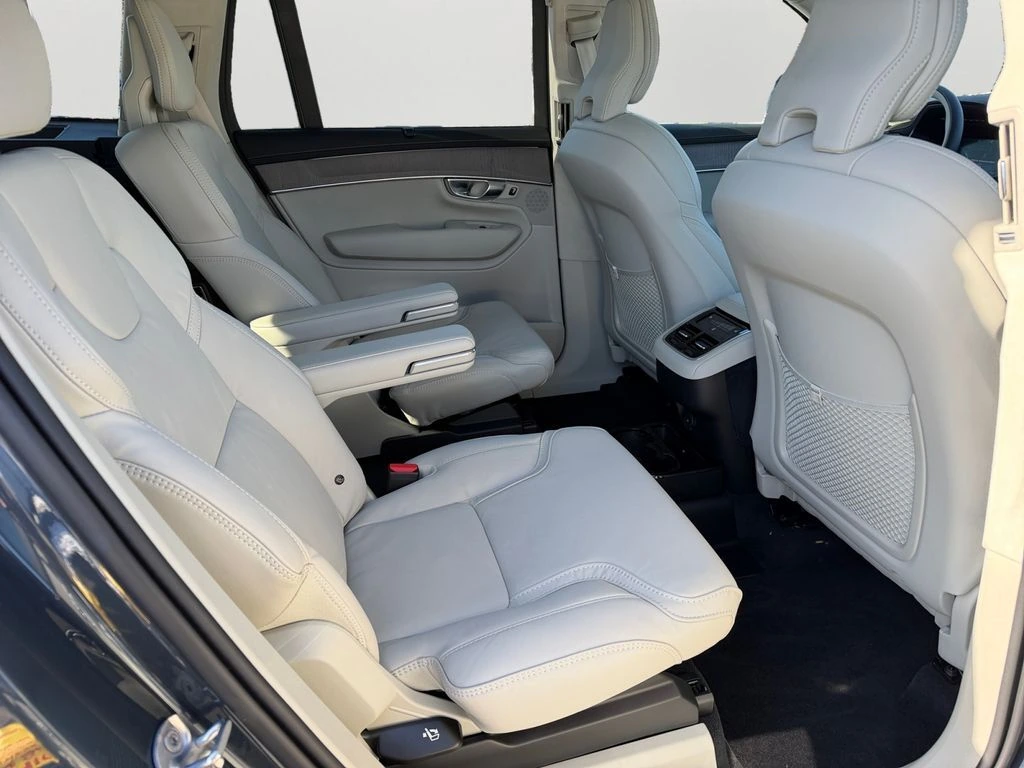 2026 Volvo - image 9