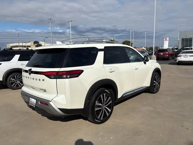 2023 Nissan Pathfinder Platinum photo 2