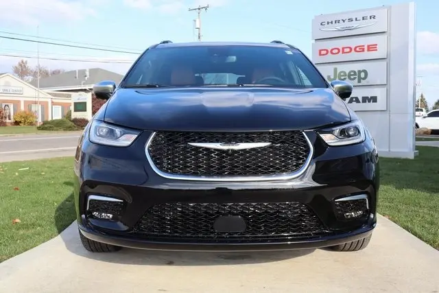 2026 Chrysler Pacifica Pinnacle photo 3