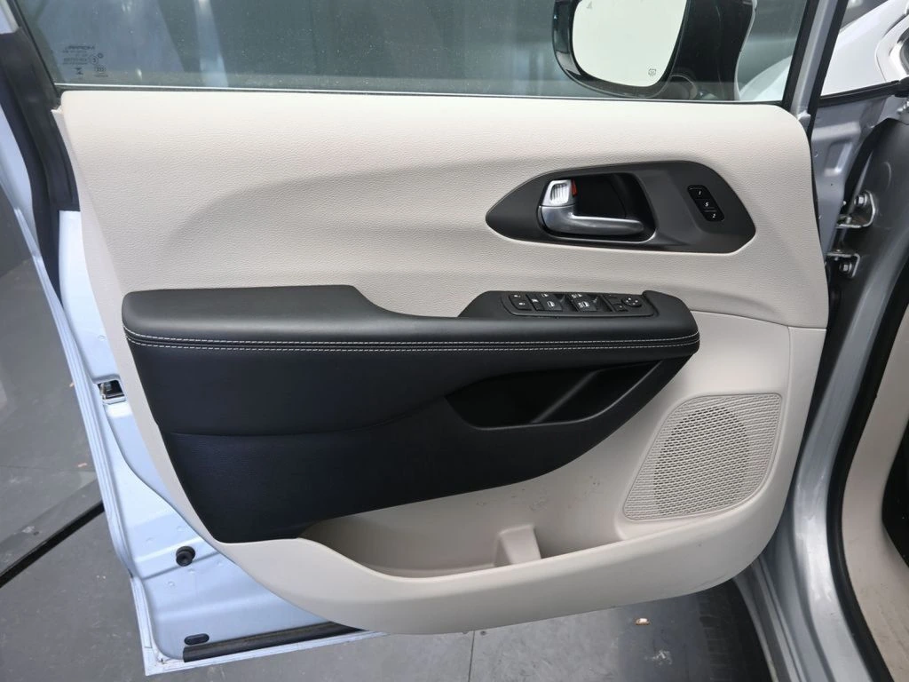 2024 Chrysler Pacifica Touring L - Photo 18