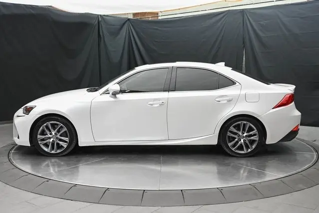 2019 Lexus IS 300 photo 9