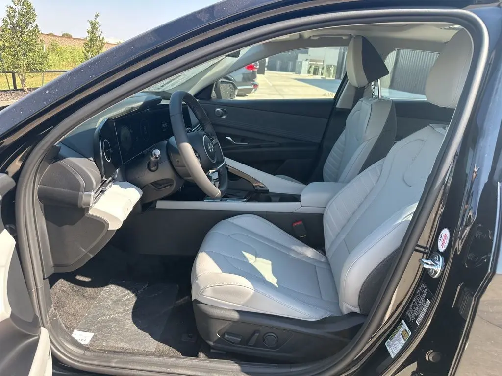 2025 Hyundai Elantra Limited photo 20