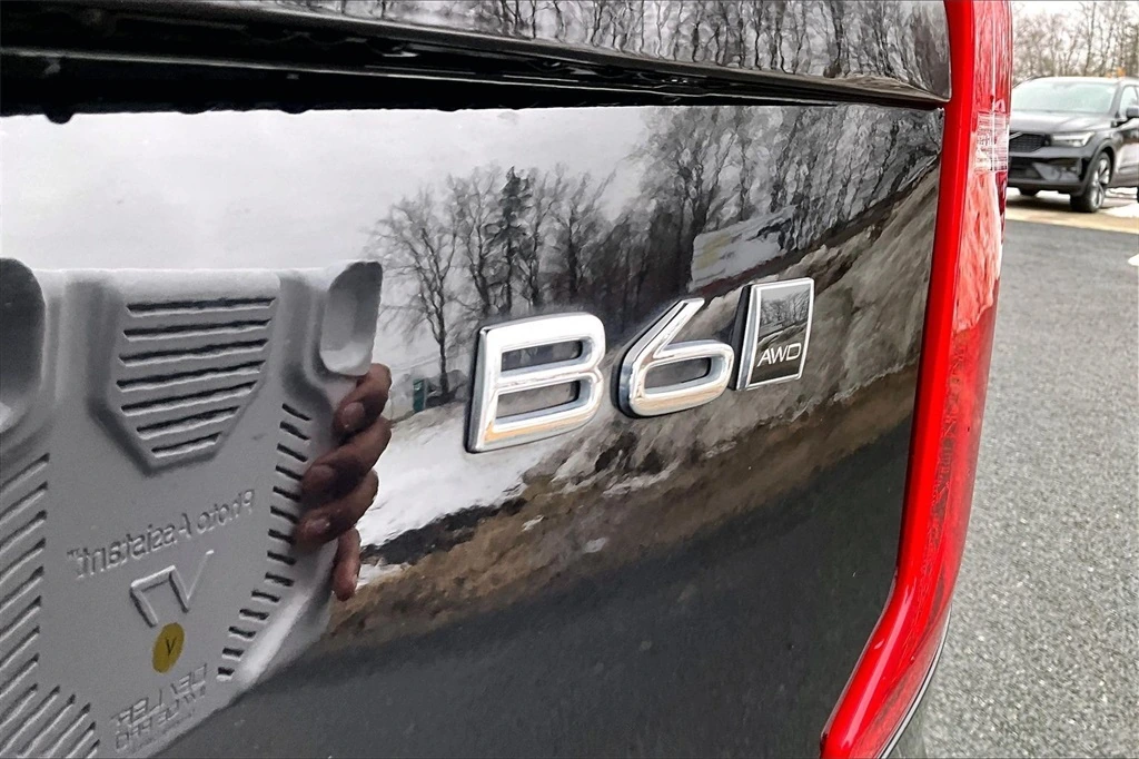 2024 Volvo - image 24