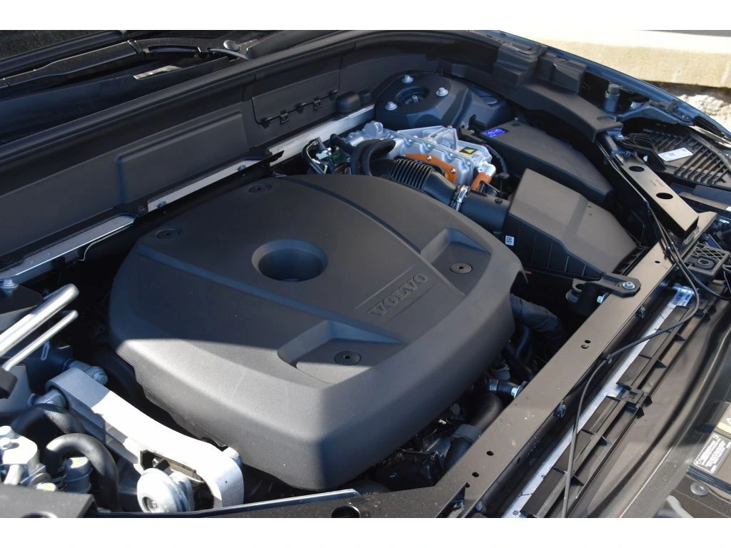 2026 Volvo - image 24
