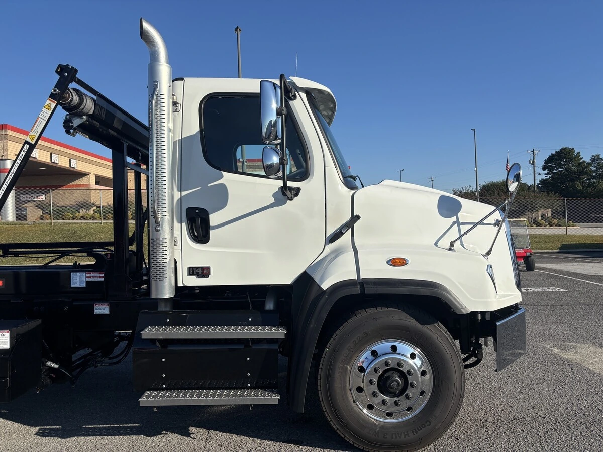 2027 Freightliner 114SD — photo 4