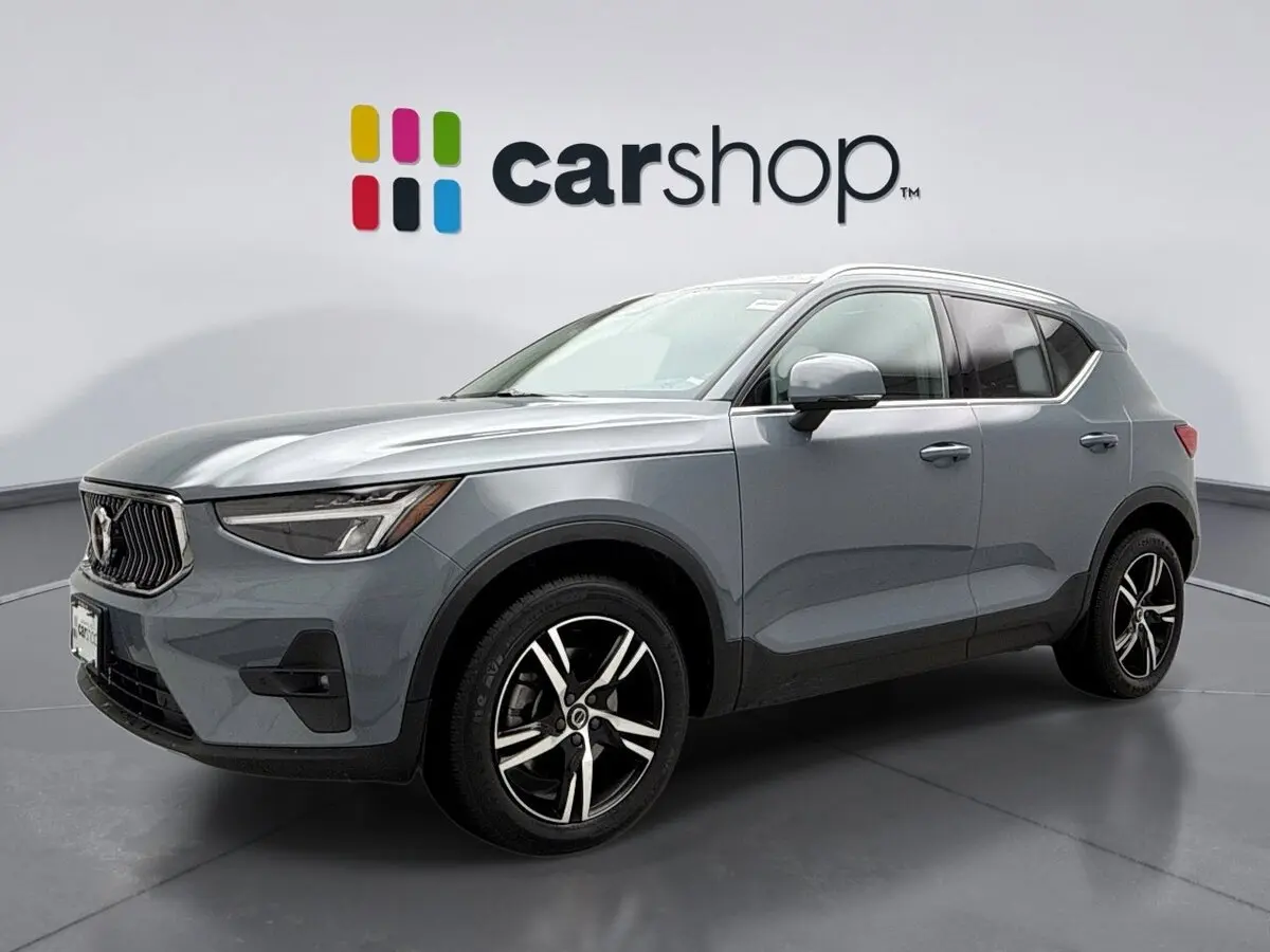 2023 Volvo XC40 Plus's photo