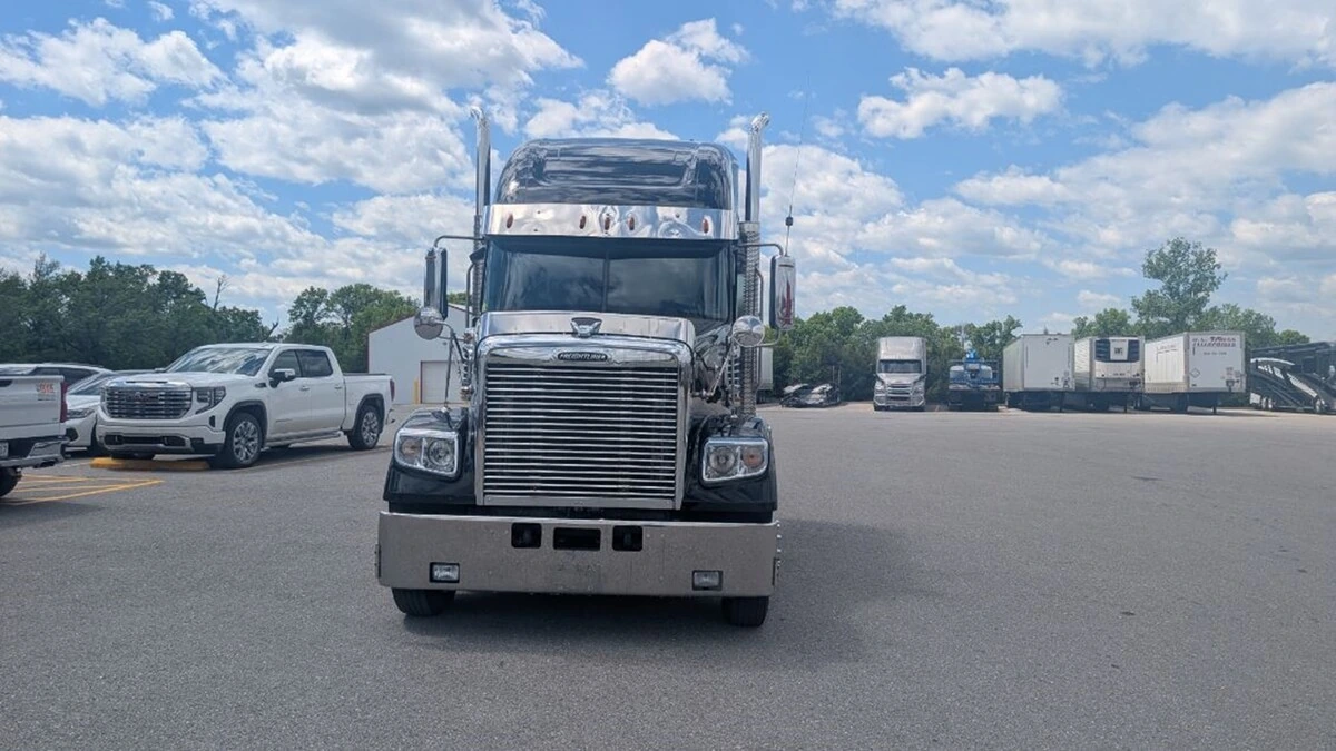 2022 Freightliner 122SD — photo 3