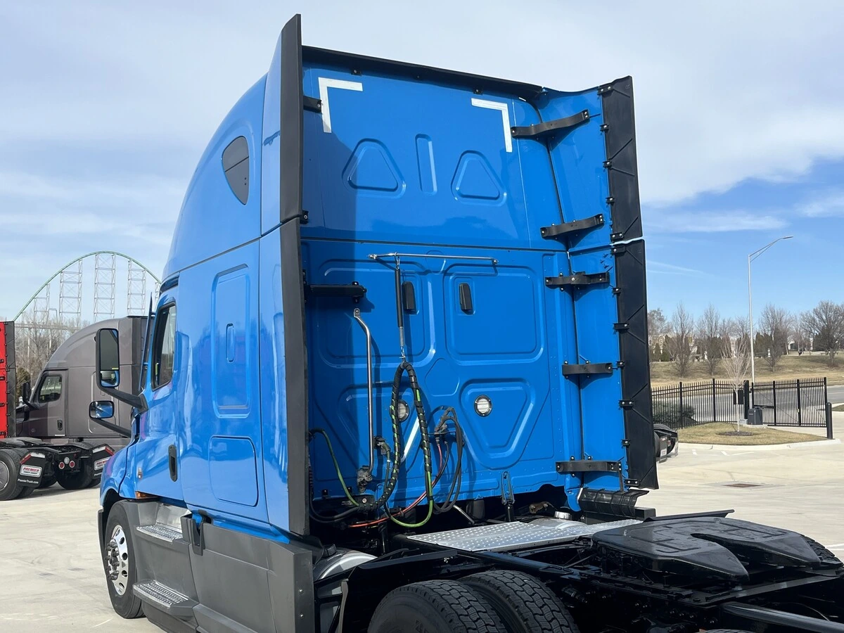 2022 Freightliner Cascadia - image 5