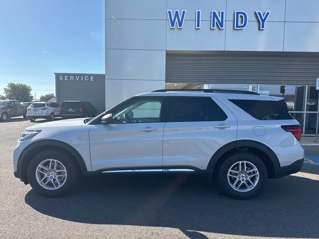 2025 Ford Explorer photo 8