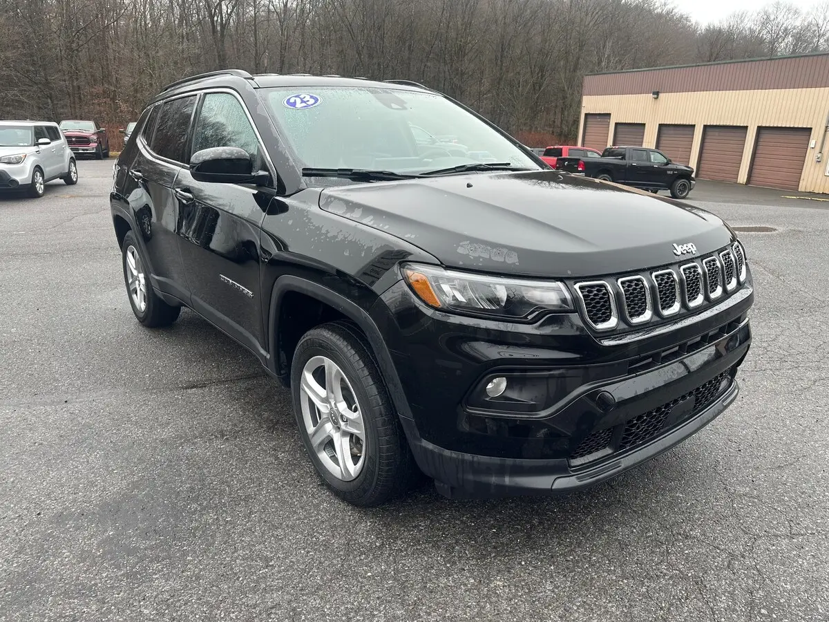 2023 Jeep Compass Latitude photo 4