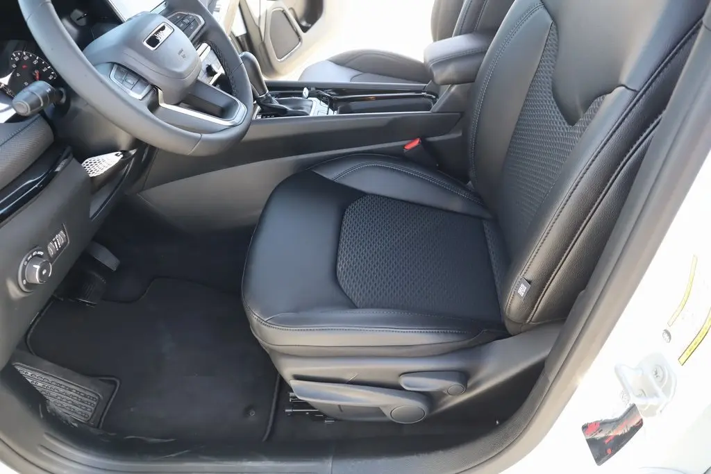 2026 Jeep Compass Latitude photo 4