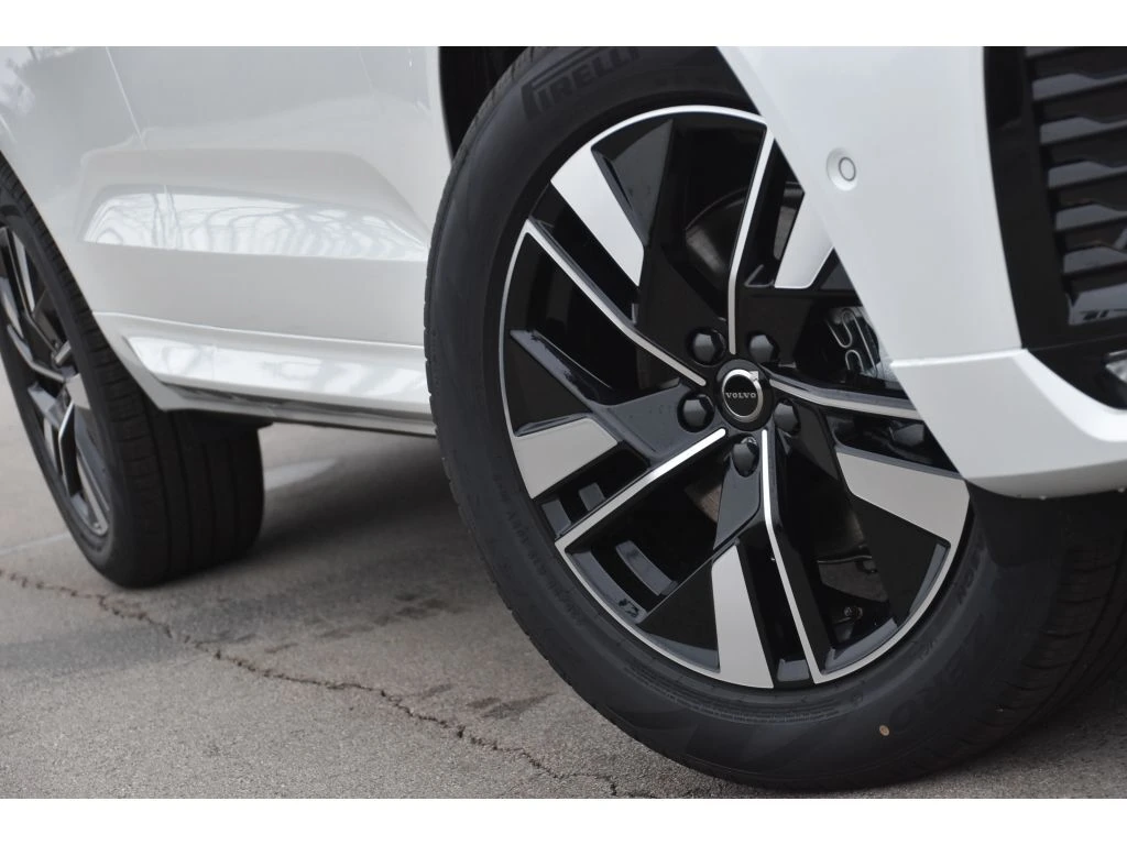 2026 Volvo - image 8