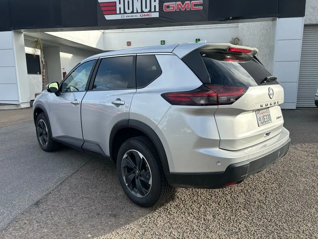 2024 Nissan Rogue SV photo 4