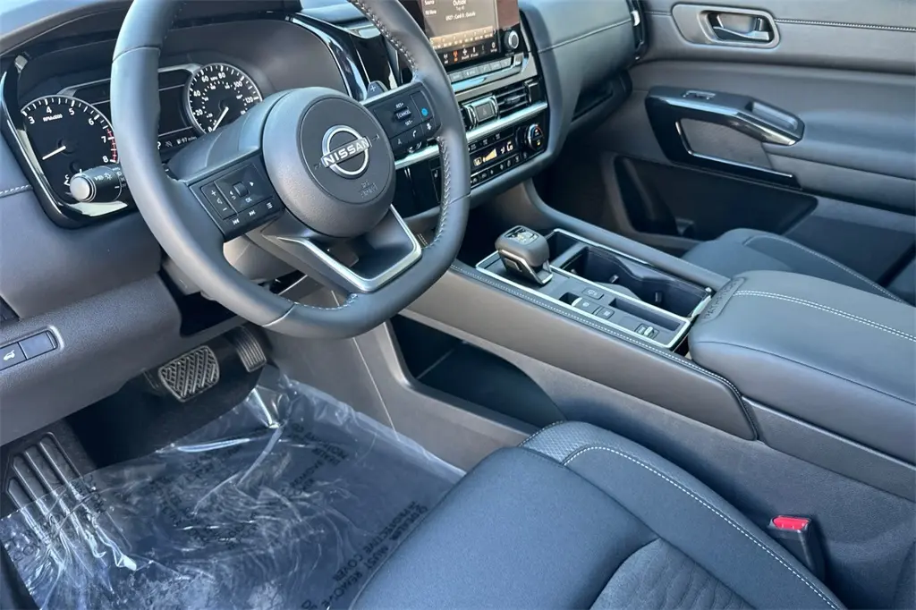 2025 Nissan Pathfinder SV photo 8