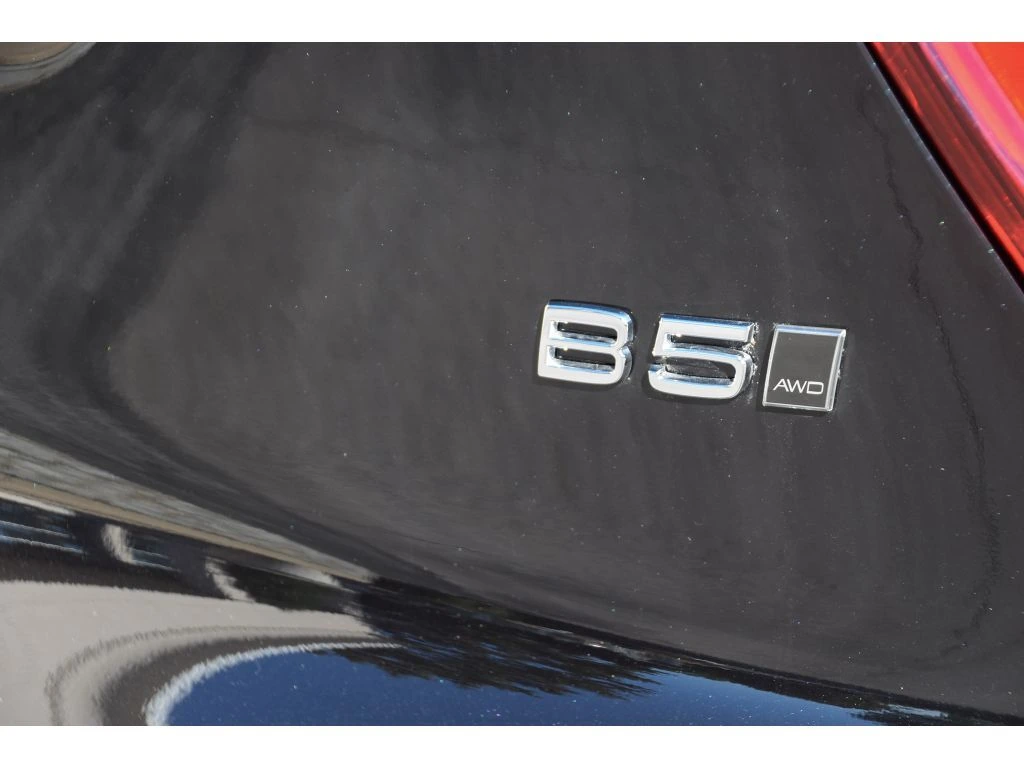 2025 Volvo - image 28