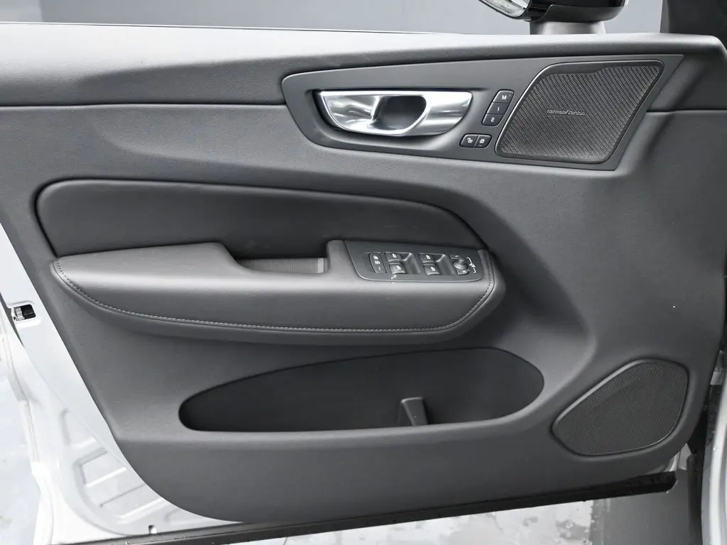 2025 Volvo - image 23