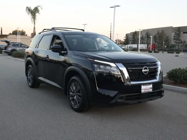 2025 Nissan Pathfinder SV's photo