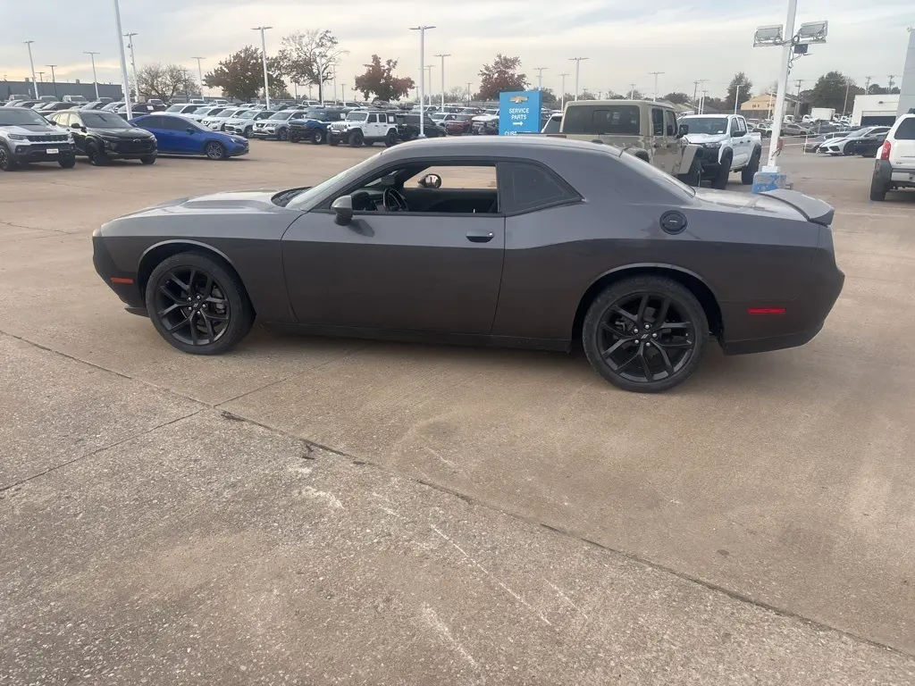 2022 Dodge Challenger SXT photo 4