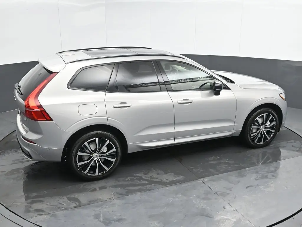 2025 Volvo - image 33