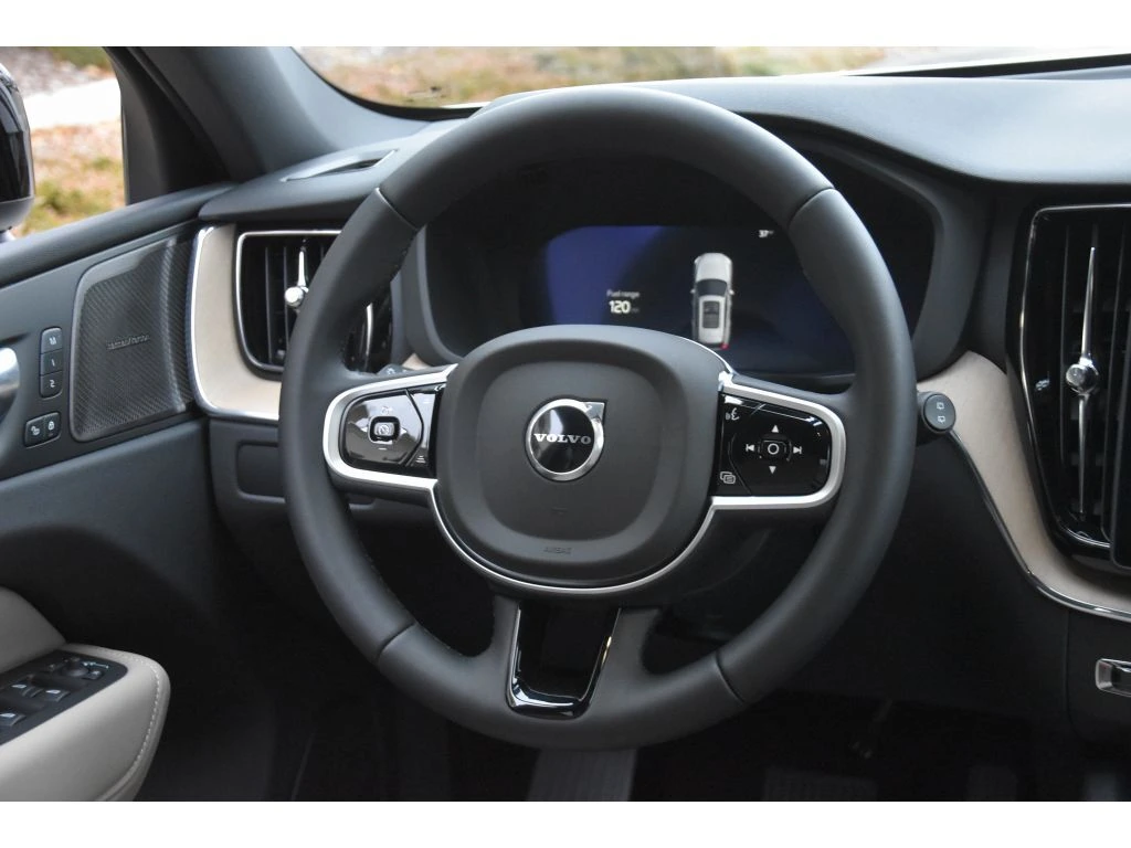 2026 Volvo - image 15