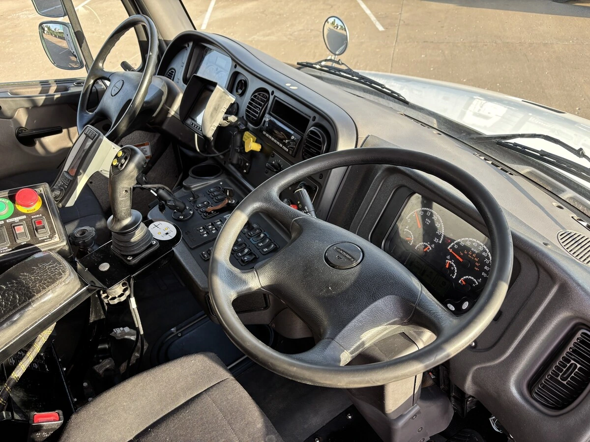 2023 Freightliner M2 106 — photo 8