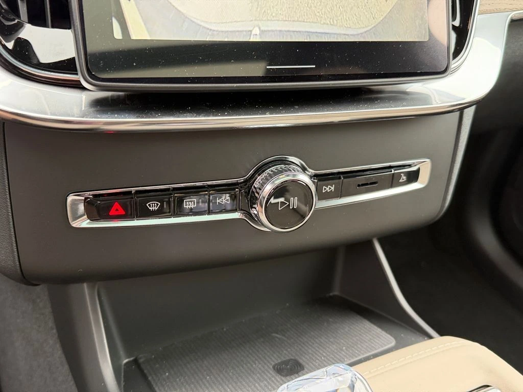2026 Volvo - image 21