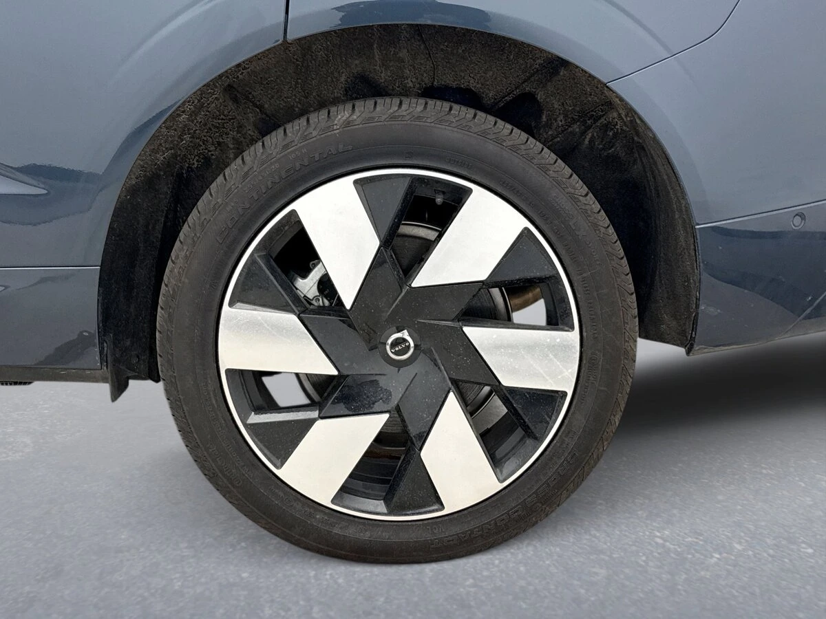 2025 Volvo - image 13