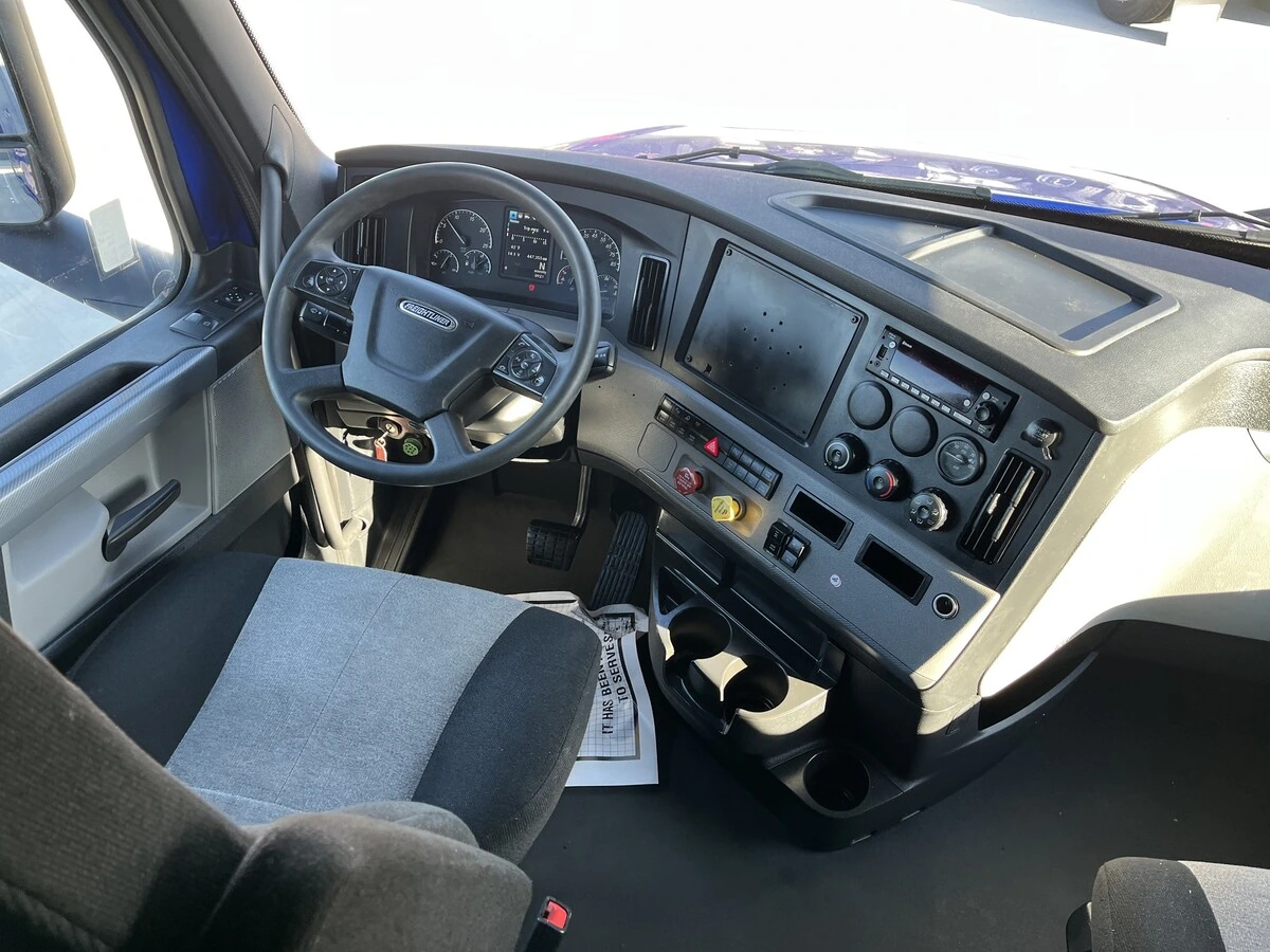 2022 Freightliner Cascadia - image 27
