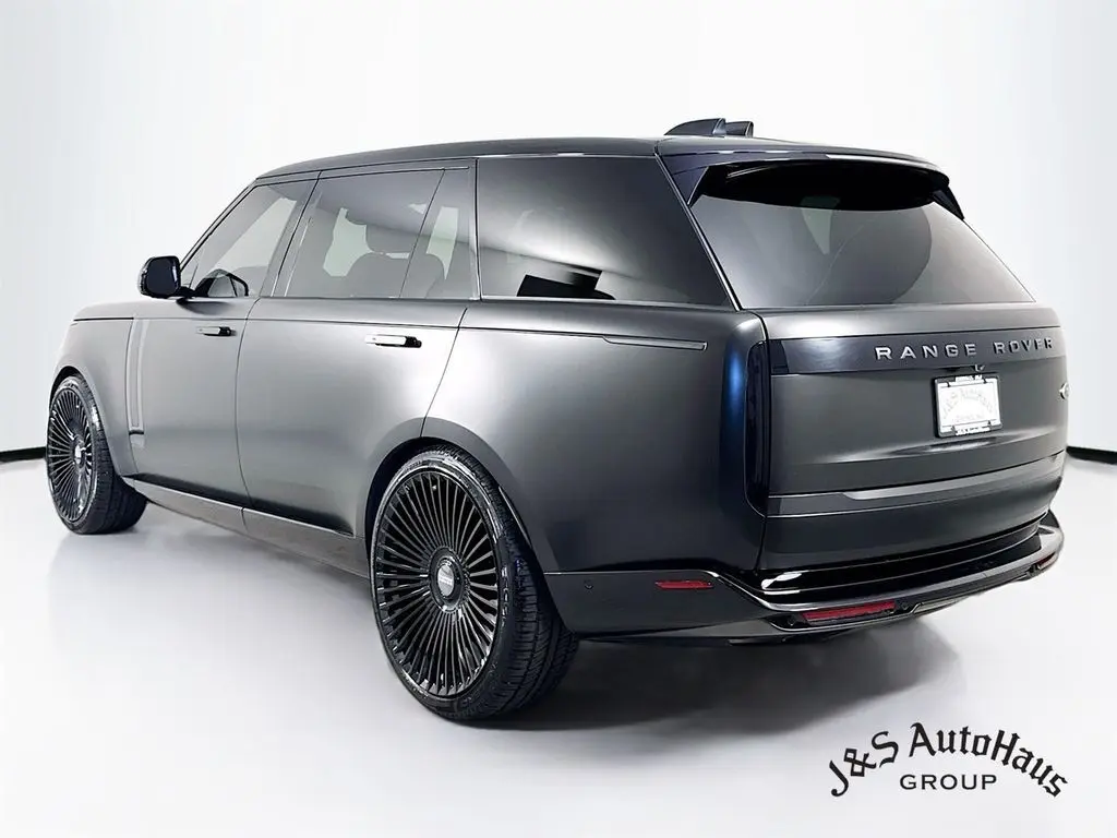 2023 Land Rover Range Rover SE photo 3