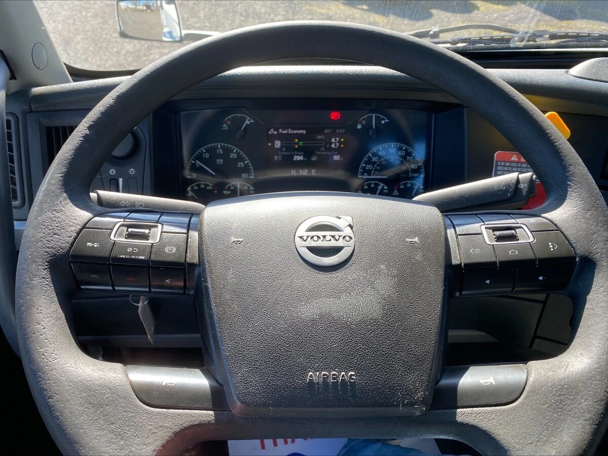 2018 Volvo VNL 860 - image 14