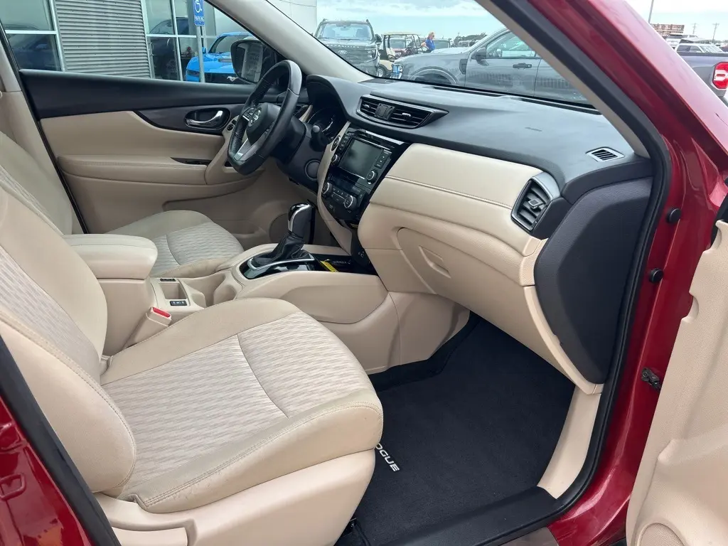 2018 Nissan Rogue SV photo 8